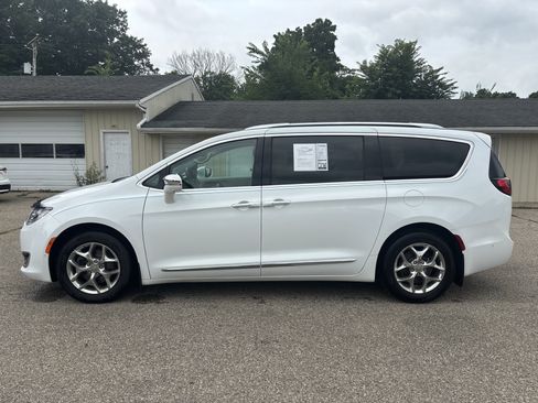 Used 2019 Chrysler Pacifica Limited w/ Advanced Safetytec Group FWD image 12