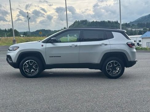 Used 2024 Jeep Compass Trailhawk AWD/4WD image 4