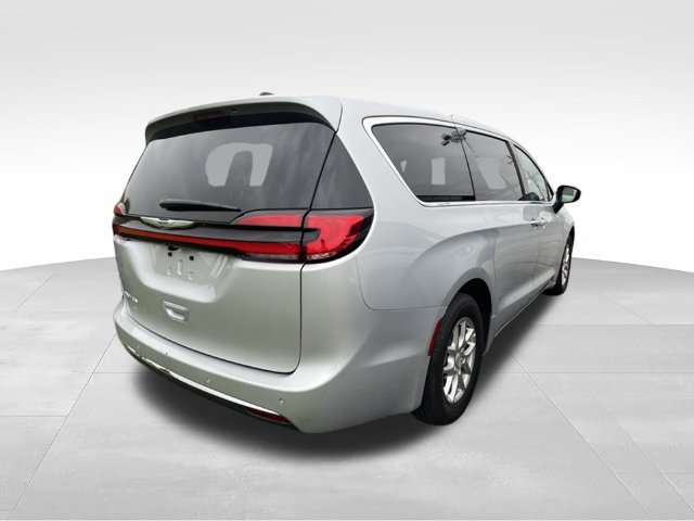 Used 2026 Chrysler Pacifica Select FWD image 2