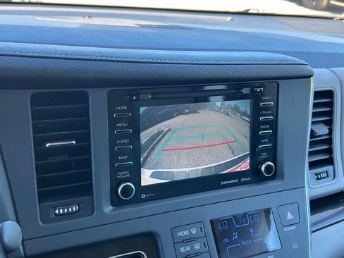 Used 2018 Toyota Sienna XLE w/ XLE Navigation Package FWD image 25