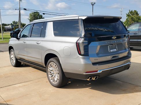 New 2025 Chevrolet Suburban High Country image 3