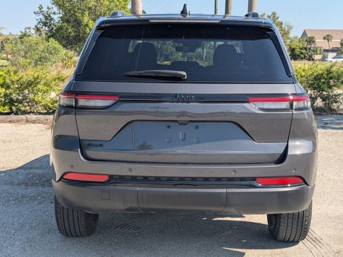 Used 2025 Jeep Grand Cherokee Altitude AWD/4WD image 6