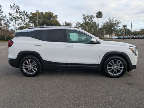 Used 2023 GMC Terrain SLT image 3