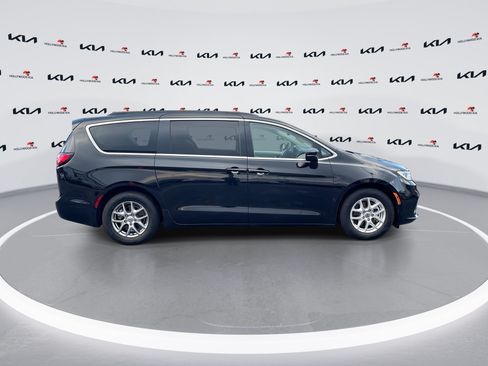 Used 2021 Chrysler Pacifica Touring FWD image 9