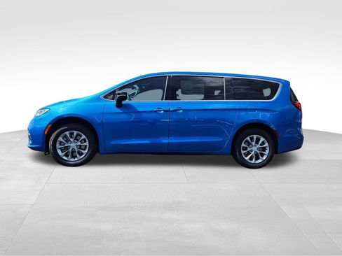 New 2026 Chrysler Pacifica Select AWD/4WD image 4