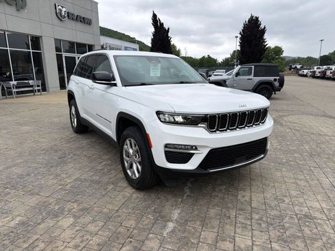 Used 2022 Jeep Grand Cherokee Limited w/ Trailer Tow Prep Group (B) AWD/4WD image 2