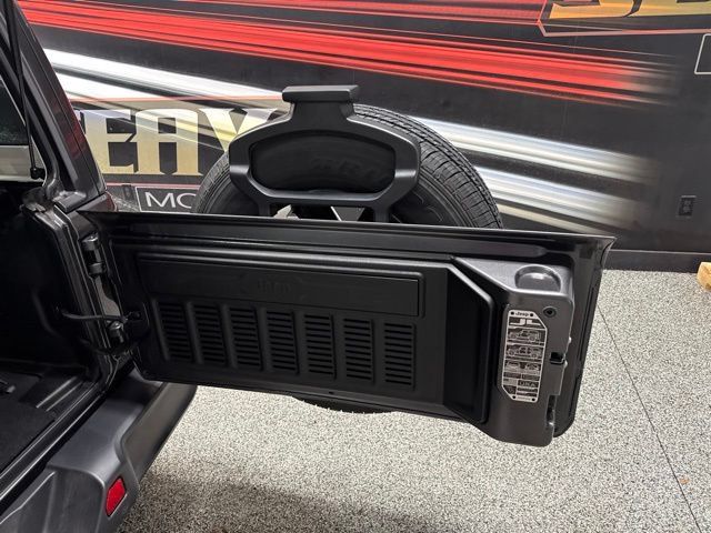 Used 2022 Jeep Wrangler Unlimited Sahara w/ LED Lighting Group AWD/4WD image 19
