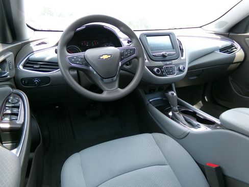 Used 2018 Chevrolet Malibu Hybrid FWD image 22