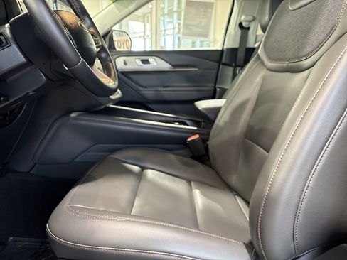 Used 2025 Ford Explorer Active w/ Active Comfort Package image 11