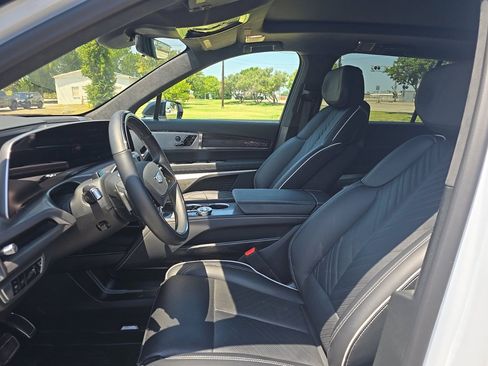 Used 2026 Cadillac Vistiq Platinum w/ LPO, Floor Liner Package AWD/4WD image 7
