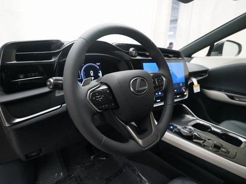 Used 2025 Lexus RZ 300e image 8