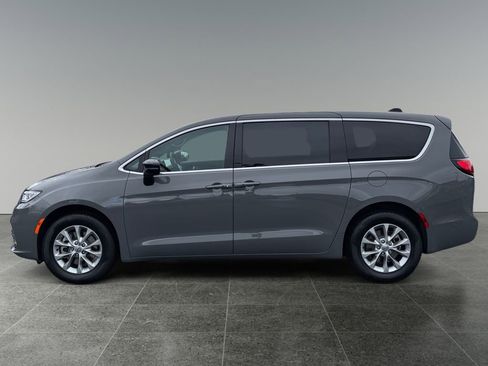 Used 2025 Chrysler Pacifica Select image 4
