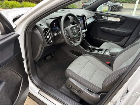 Used 2025 Volvo XC40 B5 Core image 24