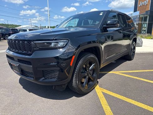 Used 2023 Jeep Grand Cherokee L Laredo AWD/4WD image 4