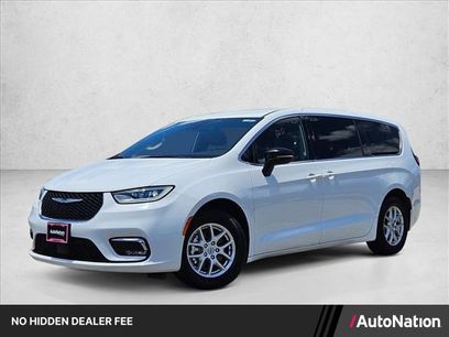 Used 2025 Chrysler Pacifica Select