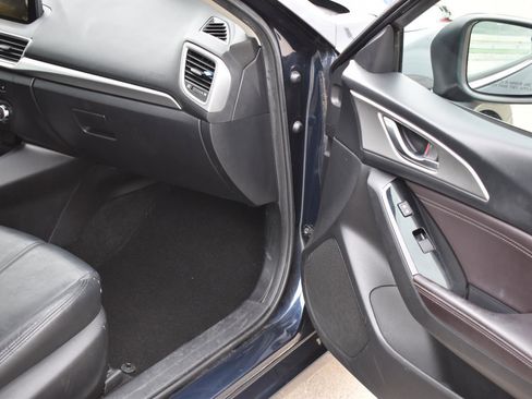 Used 2018 MAZDA MAZDA3 Touring FWD image 16