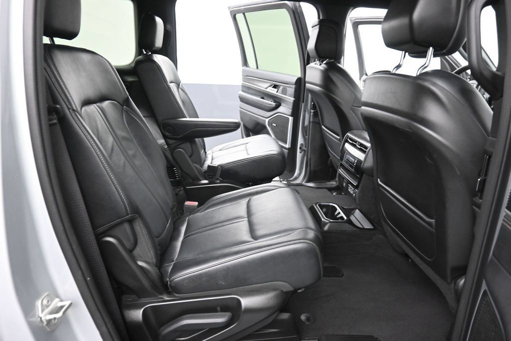 Used 2024 Jeep Wagoneer Series III AWD/4WD image 23