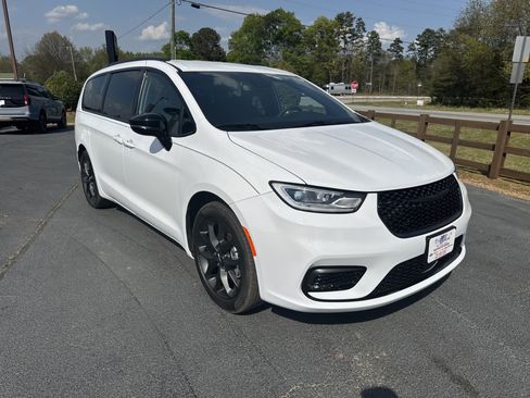 Used 2024 Chrysler Pacifica Touring-L w/ S Appearance Package image 8