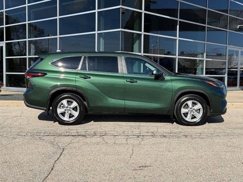 Used 2024 Toyota Highlander LE AWD/4WD image 2