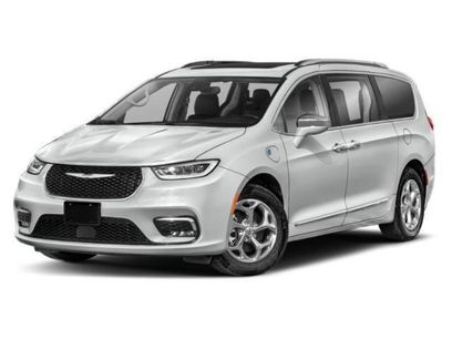 Used 2023 Chrysler Pacifica Touring-L w/ Uconnect Theater Family Group