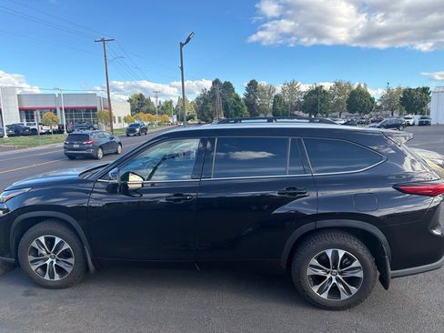Used 2022 Toyota Highlander XLE AWD/4WD image 6