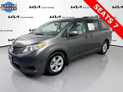 Used 2017 Toyota Sienna LE image 3