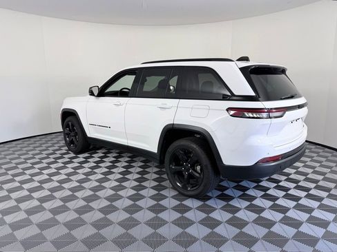 Used 2023 Jeep Grand Cherokee Limited w/ Black Appearance Package image 5