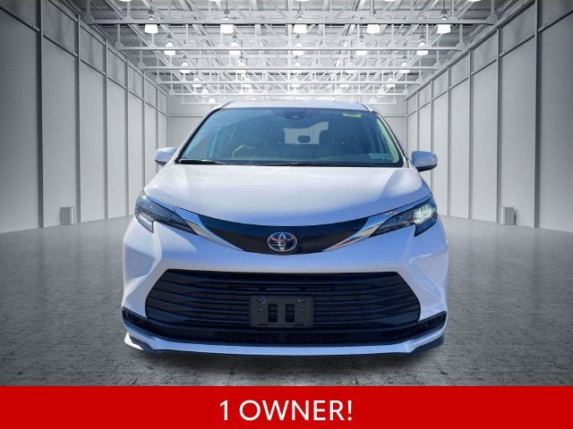 Used 2024 Toyota Sienna LE AWD/4WD image 2