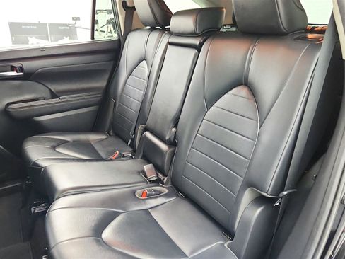 Used 2020 Toyota Highlander XLE AWD/4WD image 33