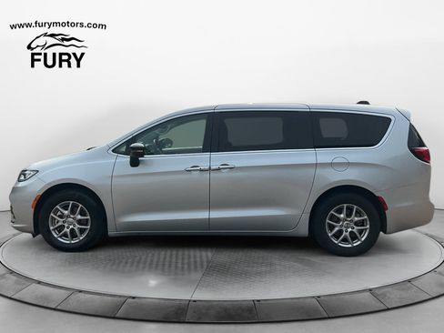 Used 2024 Chrysler Pacifica Touring-L FWD image 6