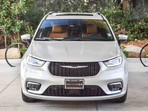 New 2026 Chrysler Pacifica Pinnacle w/ Trailer Tow Group AWD/4WD image 2