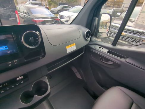 Used 2025 Mercedes-Benz Sprinter 2500 image 4