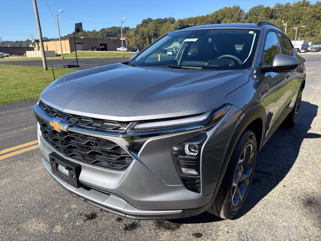 Used 2025 Chevrolet Trax LT FWD image 3