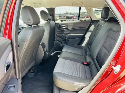 Used 2025 Chevrolet Trax LT w/ LT Convenience Package FWD image 24