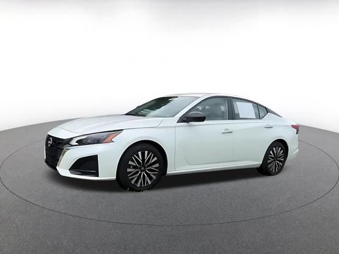 Used 2025 Nissan Altima 2.5 SV FWD image 7