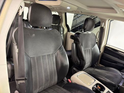 Used 2016 Chrysler Town & Country Limited FWD image 25