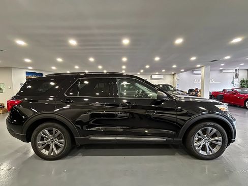 Used 2021 Ford Explorer XLT w/ Equipment Group 202A RWD image 8