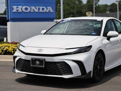Used 2025 Toyota Camry SE FWD image 2
