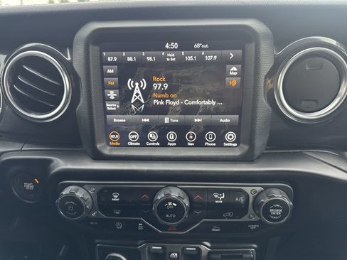 Used 2022 Jeep Wrangler Unlimited Sahara AWD/4WD image 16