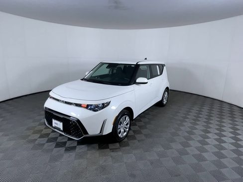 Used 2024 Kia Soul LX image 3