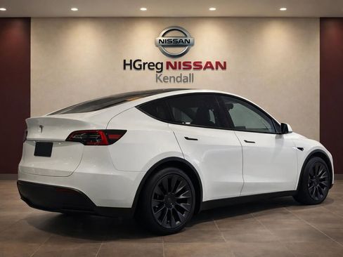 Used 2023 Tesla Model Y Long Range AWD/4WD image 2