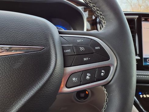 Used 2023 Chrysler Pacifica Limited image 21