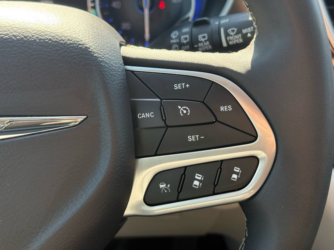 Used 2024 Chrysler Pacifica Touring-L FWD image 21