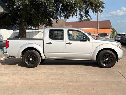Used 2019 Nissan Frontier SV RWD image 2