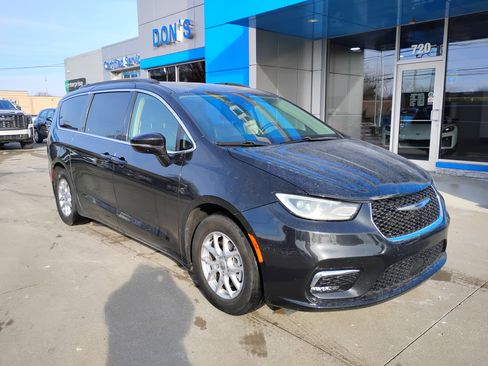 Used 2022 Chrysler Pacifica Touring-L image 3