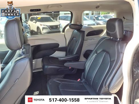 Used 2023 Chrysler Pacifica Touring-L FWD image 11