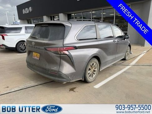 Used 2022 Toyota Sienna LE FWD image 4