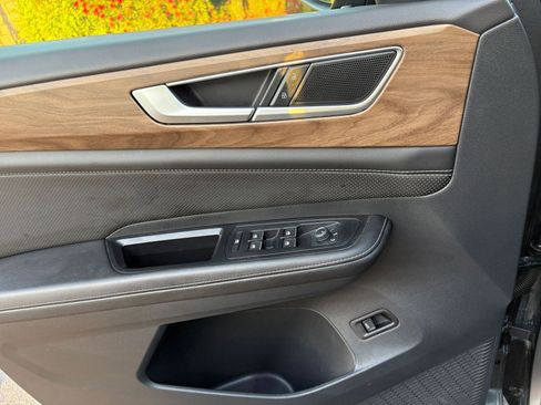 Used 2025 Volkswagen Atlas SE image 18