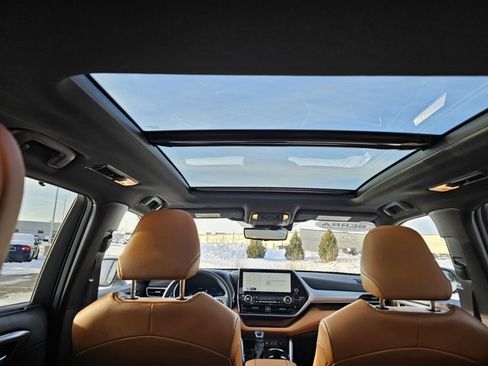 Used 2025 Toyota Highlander Platinum image 15