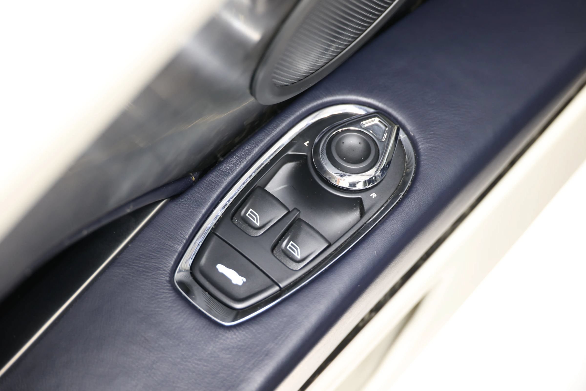 Used 2019 Aston Martin DB11 Coupe RWD image 15